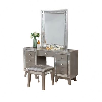 Zeitgenössisches Schlafzimmer-Make-up mit Spiegeln
